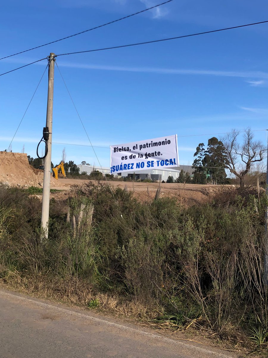 Buysan's tweet photo. ⚽️ En el terreno frente al Complejo Celeste un hincha de @Uruguay se manifestó sobre la ausencia de @LuisSuarez9 en la lista celeste. 

“Bielsa, el patrimonio es de la gente. 
!SUÁREZ NO SE TOCA! https://t.co/9MPeD9pdb6