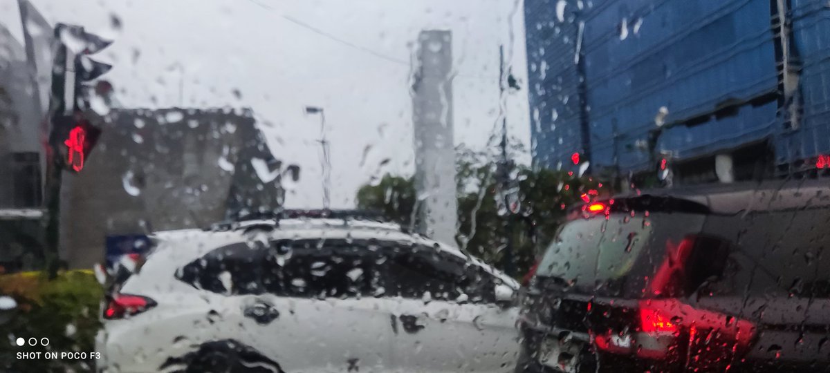 _HyperDriv3_'s tweet photo. traffic is real with the rainy weather #endshift https://t.co/R07DQ6Fi5u