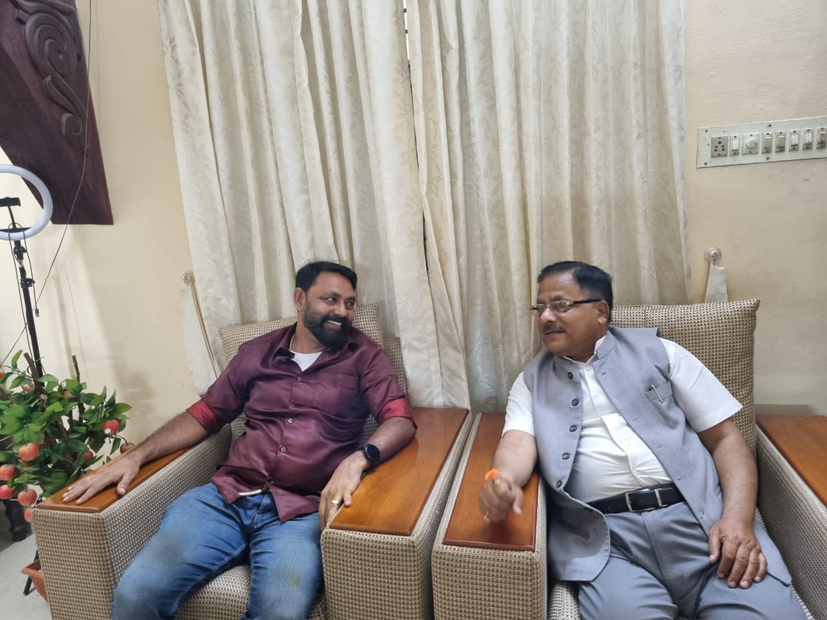 Dr. Radha Mohan Agarwal had a discussion with Sunil Parackal, a prominent cinema and serial actor, and his family in the Velloor area of Pampady Panchayat key voter of booth number 93, where they deliberated on the progress made by the Modi government.