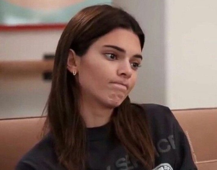 Angelicamn25's tweet photo. Ia cara de Kendall al saber que gracias a la foto que subió bad bunny  sus hermanas KARDASHIAN se dieron cuenta que le baja a un Man que la tiene peluda https://t.co/NTL4bms3bx
