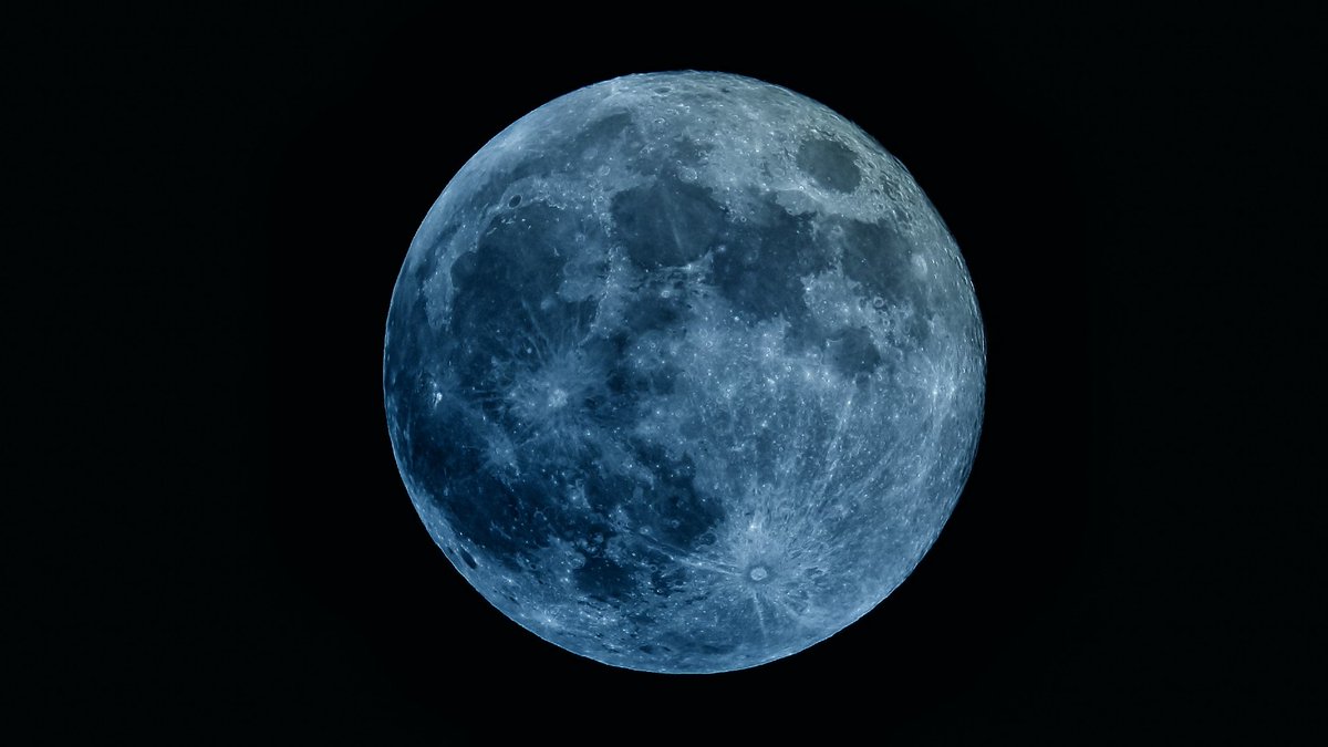 LearnUniverseIO's tweet photo. Get ready for the Blue Moon 🔵
On August 30 we will have the only blue moon for 2023.

This blue moon will also be a supermoon, meaning the moon will be closest to Earth, so we will have the largest and brightest full moon of the year. https://t.co/blftTbu2zA