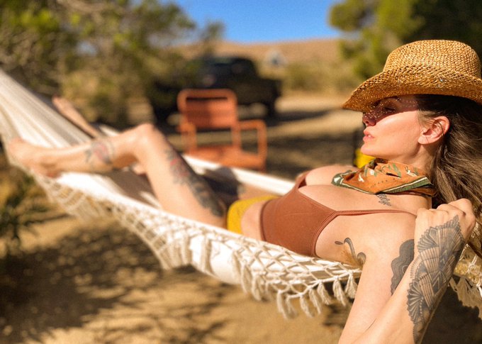 You think this desert&rsquo;s hot? You&rsquo;ve never seen me throw a lasso. Follow 🌶️ ➡️ @madelineology https://t