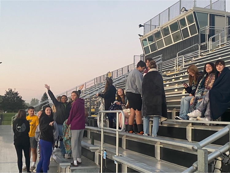 LkVlFalconPride's tweet photo. Seniors enjoying the sunrise today to welcome their first Monday of the school year. One of many "lasts" they will experience as a class. https://t.co/mOI5SVs3CA