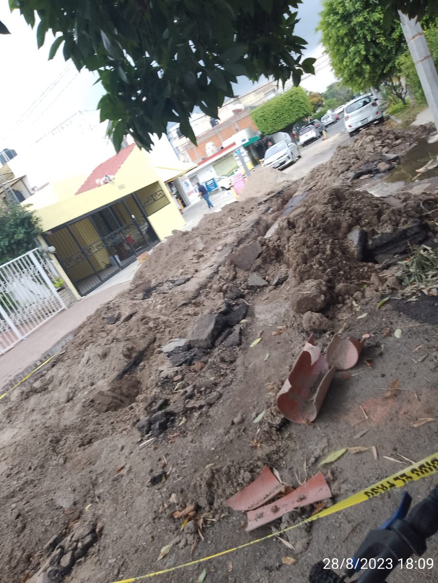 Alesally's tweet photo. Obra inconclusa en Rio Cuitzmala entre Río Atengo y Río tuxcacuesco, al parecer es de SIAPA, 2 o 3 días qué no se ve ni un trabajador, por lo cual pedimos qué se reporte es molesto porque huele muy mal. @siapagdl @Trafico_ZMG @TVAztecaJalisco @JuanJoseFrangie @EnriqueAlfaroR https://t.co/qugyV3ZyWe