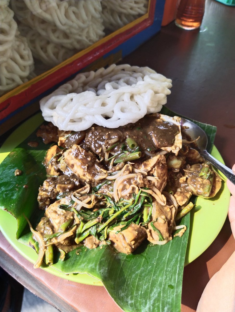 Best rujak cingur so far di jabodetabek. Rujak cingur cak anton, Bintaro. Petisnya wuenak, kroso, tapi ga berlebihan sampe eneg. Cingurnya (cingur ya bukan kikil/sikil) buanyak. Lego lah makan rujak cingur di sini