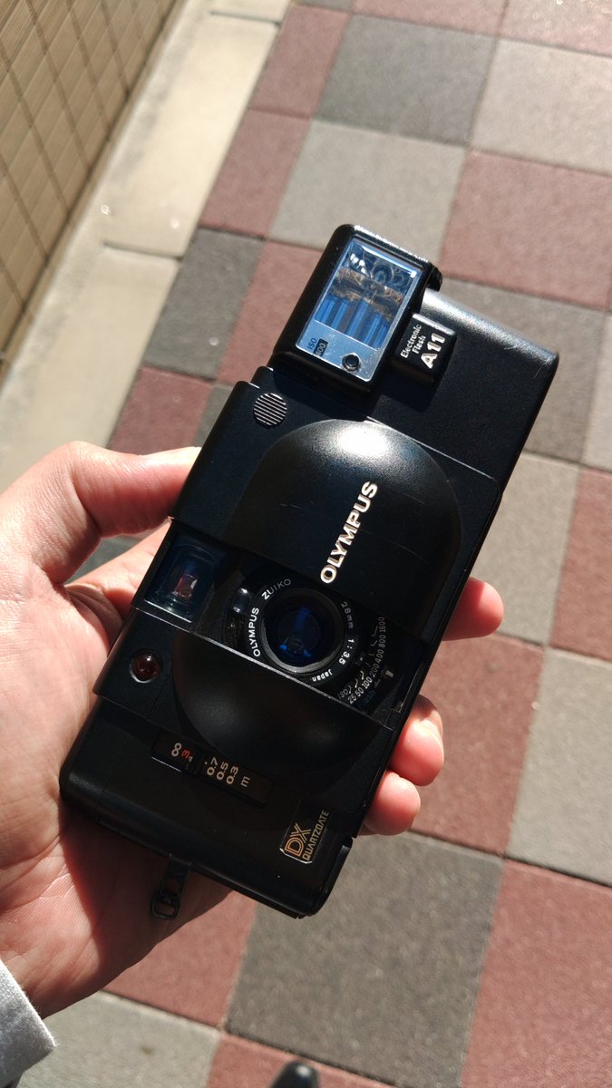 SADA32200277's tweet photo. OLYMPUS XA4 MACRO
XAシリーズって全部35mmかと思ってたらこのXA4は28mmと聞いて、前から細々と探してたやつ。
鞄に忍ばせてちょっとずつ撮っていこ。
#OLYMPUS #XA4 #MNG
#ジャンクコーナーで差を付けろ https://t.co/ZoErgBfB8r