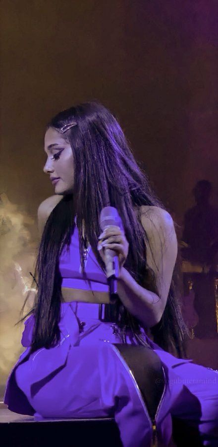 ArianaWorldHQ's tweet photo. 💜 https://t.co/DjUxBSeM0H