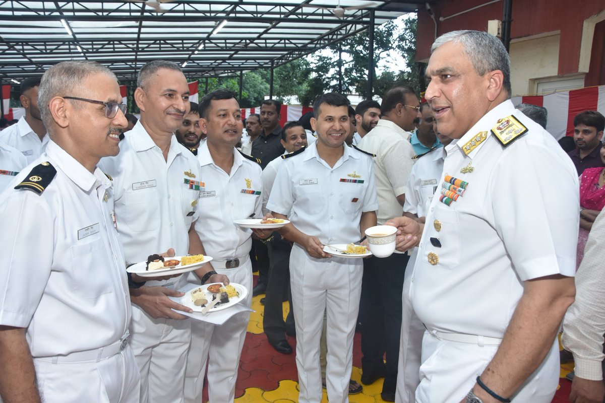 IndianNavy_CABS's tweet photo. #HRinteraction
VAdm Suraj Berry AVSM NM VSM Chief of Personnel interacted with officers, sailors  &amp; civilians at #Tanaji during the visit on 28 Aug 23. He was felicitated by the Def civilians &amp; urged them to continue their stellar service.
@IN_WNC
@IndianNavyLife
@DefPROMumbai https://t.co/yasrLwvZdp