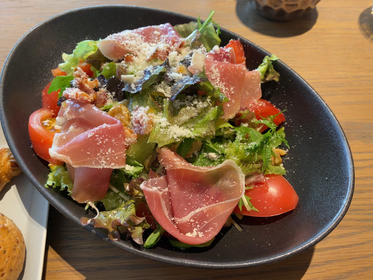 NakamotoU8's tweet photo. 本日のランチは京都市役所近くにある『BLUE BOOKS cafe KYOTO』さん。
店内の雰囲気もよく、心地よい空間です😊
今回はサラダランチ!
コーヒー紅茶は14時までおかわり自由なのがまた良いです😆
#bluebookscafe #サラダランチ #京都市役所前 #京都 https://t.co/jbFdUobNMr