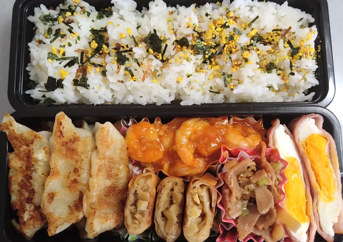 lunastyle2007's tweet photo. 今日のお弁当🍱

🌟ふりかけごはん
🌟餃子
🌟えびチリ
🌟春巻き
🌟メンマとチャーシューのナムル
🌟ハムたまご

#お弁当 #ランチ #餃子 #えびチリ #春巻き https://t.co/hUuTSTv2wP
