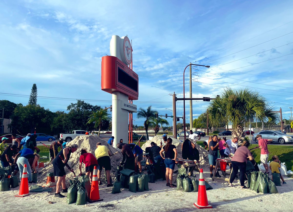 tbenderphoto1's tweet photo. ๐ซ:/ #Tuesday #Sandbag operations 7 a.m. to Noon: #EdSmithStadium, 2700 12th St., #Sarasota
#TwinLakesPark, 6700 Clark Road, #Sarasota
#SouthCountyFleet, 4571 State Road 776 at #EnglewoodRoad, #Venice
10 #Sandbags per vehicle. Visit @HeraldTribune and https://t.co/wLeJt5hcNC https://t.co/tqDDLkFvZa