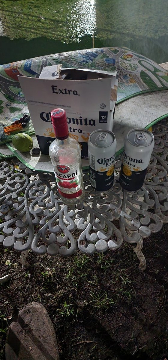 OliverHnz's tweet image. Festejando el 1er día de clases de los 395703 que faltan #Pibes 🧑‍🤝‍🧑