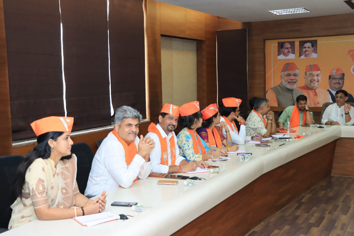 mkaswalabjp's tweet photo. ભાજપ પ્રદેશ કાર્યાલય શ્રી કમલમ્ ગાંધીનગર ખાતે મીડિયા વિભાગની બેઠકમાં સહભાગી થયો. આ બેઠકમાં પ્રવક્તા અને પેનાલિસ્ટ તરીકેના પોતાના અનુભવો સાથીદારો સાથે શેર કર્યા અને તેમના પ્રશ્નોના ઉત્તર આપ્યા. https://t.co/Bc6LYDUPsj