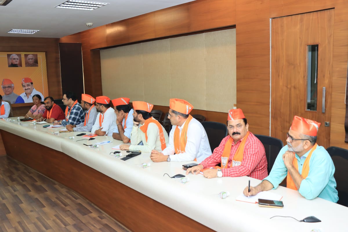 mkaswalabjp's tweet photo. ભાજપ પ્રદેશ કાર્યાલય શ્રી કમલમ્ ગાંધીનગર ખાતે મીડિયા વિભાગની બેઠકમાં સહભાગી થયો. આ બેઠકમાં પ્રવક્તા અને પેનાલિસ્ટ તરીકેના પોતાના અનુભવો સાથીદારો સાથે શેર કર્યા અને તેમના પ્રશ્નોના ઉત્તર આપ્યા. https://t.co/Bc6LYDUPsj