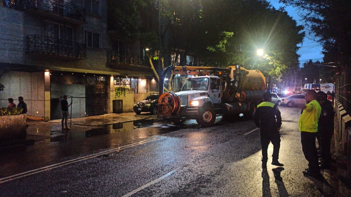 SEGIAGUA's tweet photo. @IztacalcoAl #BrigadaSACMEX concluyó trabajos de desazolve con equipo hidroneumático, en📍Av. Xochimilco entre Calle 2 y Calle 3 , col. Agricola Pantitlán,  @IztacalcoAl. Continuamos atendiendo sus reportes. #TrabajandoParaTi🛠️👷 https://t.co/39UHaR1eO8
