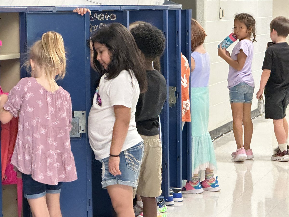 LPSSuperSwift's tweet image. First graders @a2mitchell are pros w/ their lockers by Day 1 afternoon - a wonderful day of learning &amp;amp; growing for students w/ their amazing teachers &amp;amp; Mitchell team - Dignity, Belonging &amp;amp; Well-being #AGreatStart #AGreatDay
