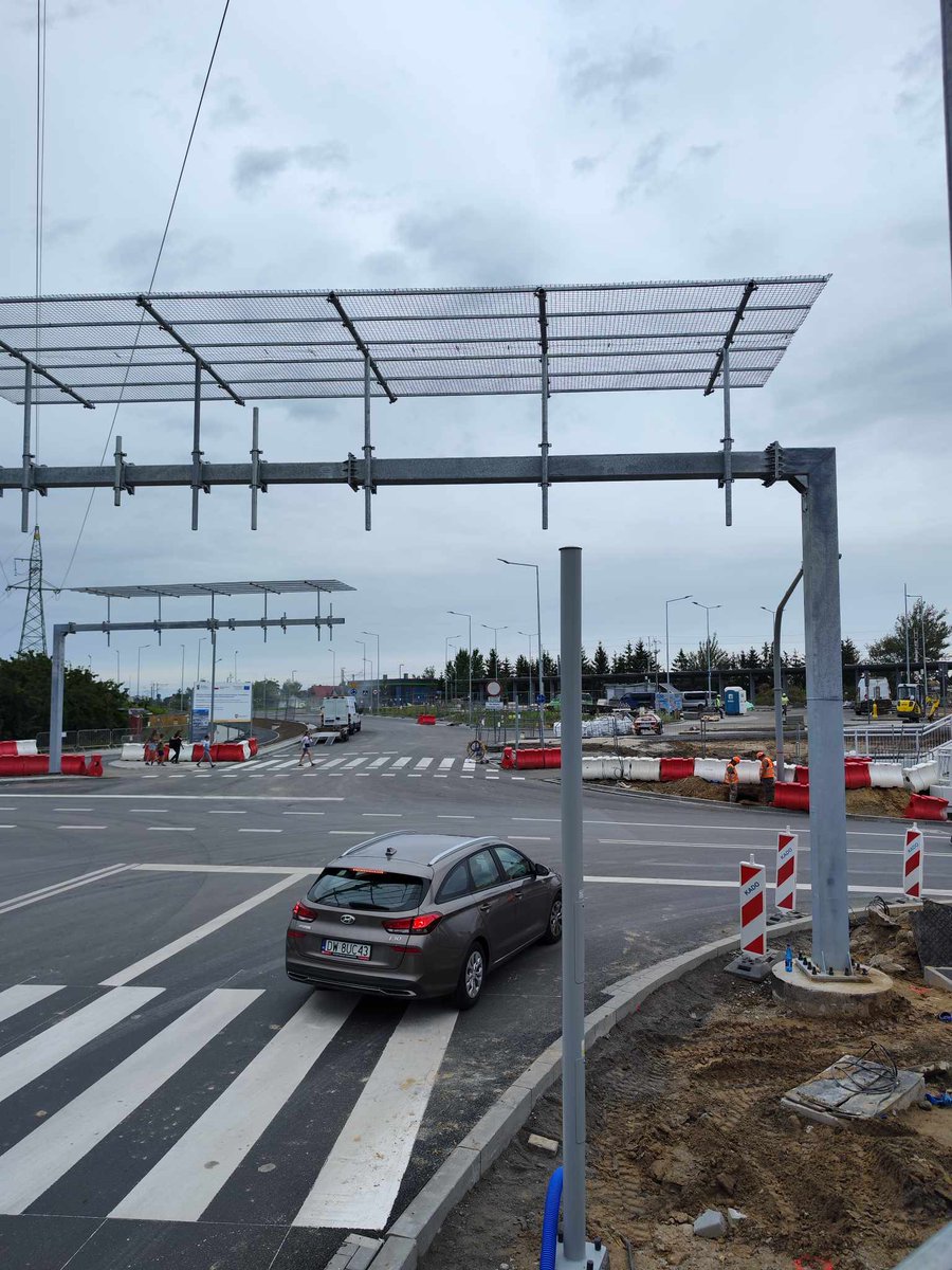 Ręczne kierowanie ruchem w Plewiskach  Wiadukt - Przejazd kolejowy  Ulica Grunwaldzka obok Piwoniowej    Wprowadzone wahadło, utrudnienia w ruchu drogowym dla kierowców  #rkrnetpl #recznekierowanieruchem rkr.net.pl virtuale360.pl