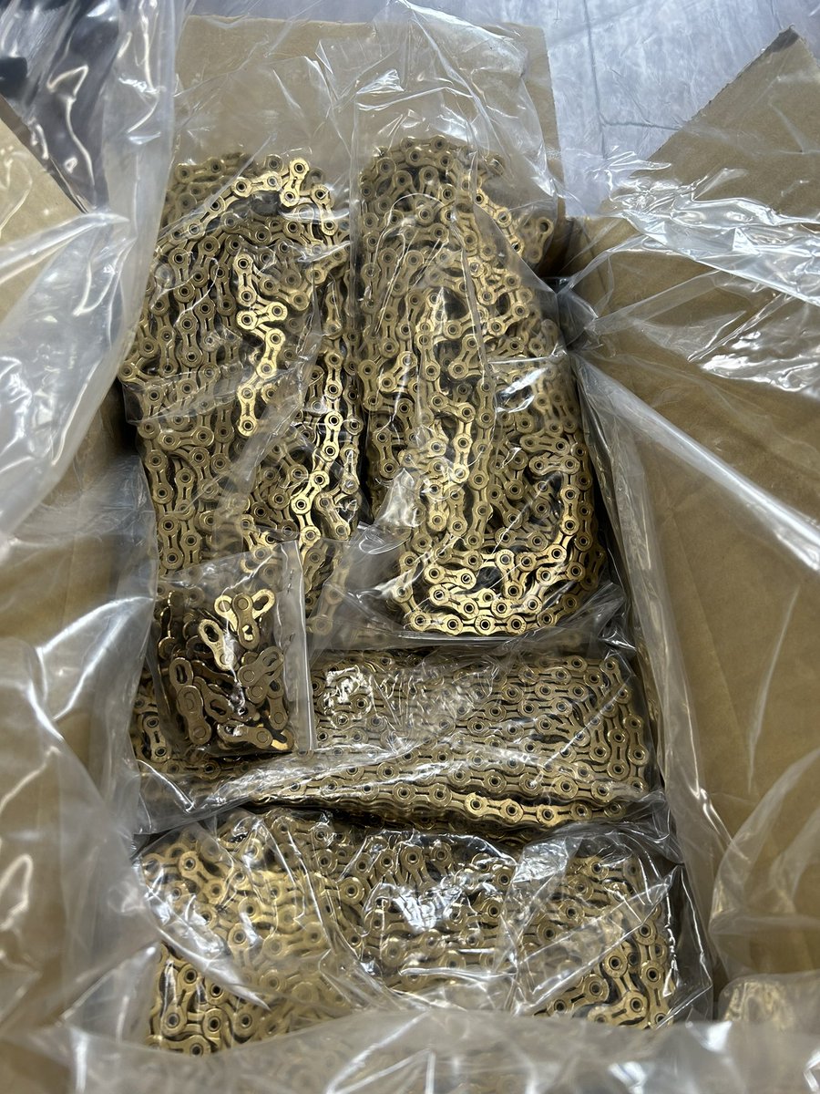 Bikeshop_snel's tweet photo. マジックワン様から、
2023-2024シーズンに使用するチェーンが届きました。
有難う御座います!
今シーズンもX11SL TI-GOLDのチェーンを使用します。
チーム設立時からKMCのチェーン使用していますが一度もトラブルありません!
安心安全のKMCチェーンぜひ使ってみてください。
#kmcchain https://t.co/xU3MkSsLjB