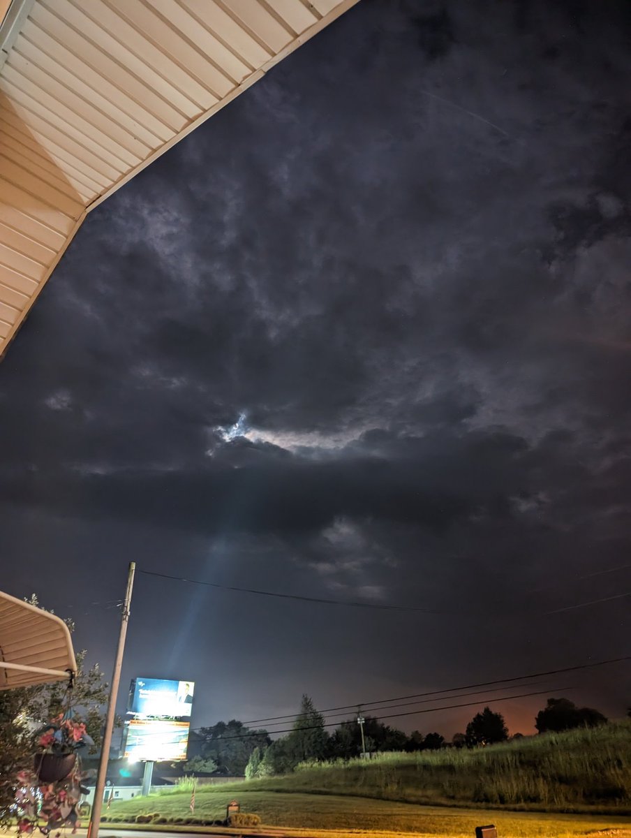 codenoob_db's tweet image. Unedited #Snapshot I took with a Pixel phone just now. The moonbeam hitting the billboard looked neat. #photo