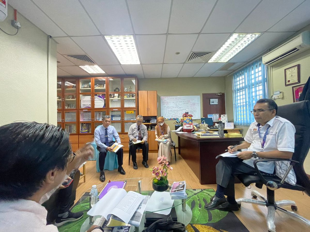 utkmyorg's tweet photo. Fokusnya adalah untuk membantu anak-anak yang belum boleh membaca, menulis serta mengira.

Mohon doa dan sokongan dari rakan-rakan semua agar kita dapat sama-sama menyumbang yang terbaik untuk pendidikan negara. https://t.co/RRLIR1uc74