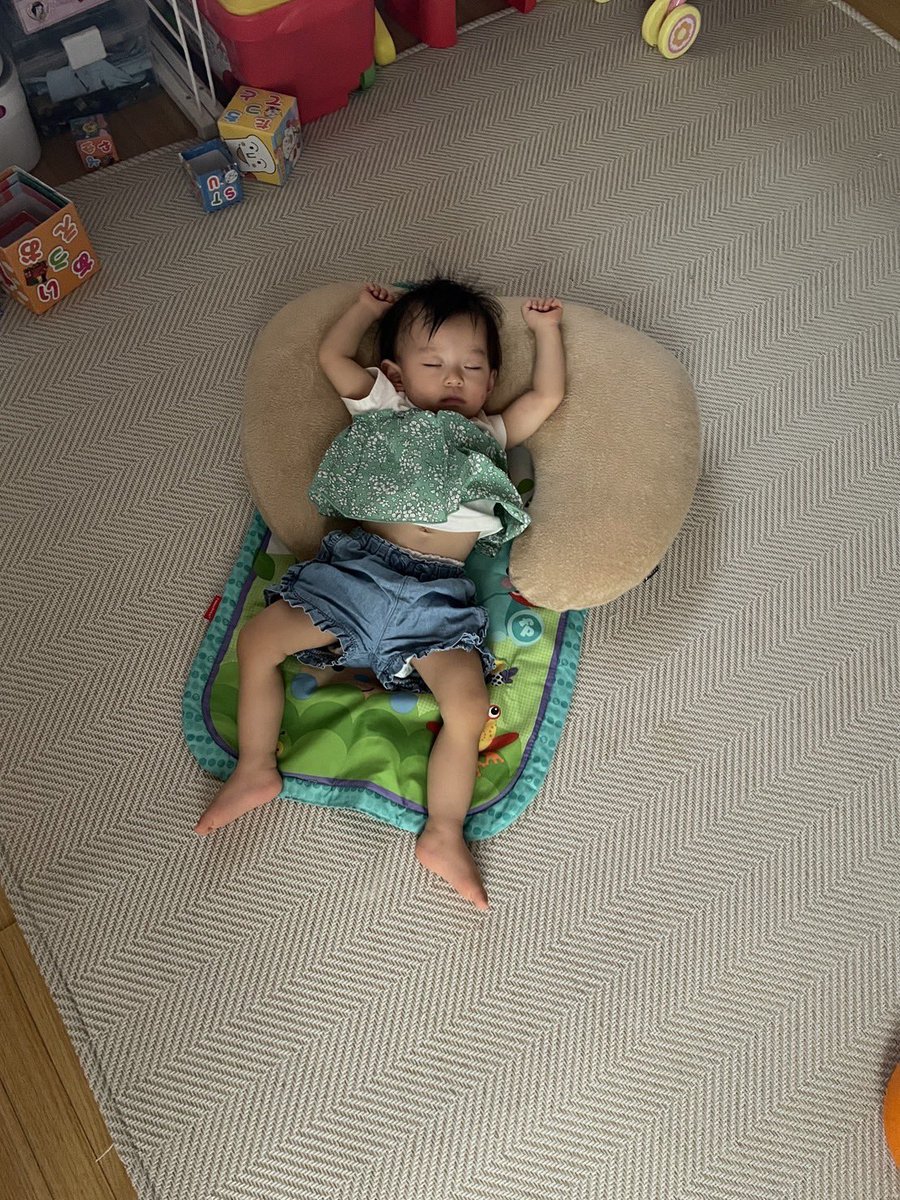 oriorinTV's tweet photo. ママから送られてきた🤤
寝方可愛すぎる🥺 https://t.co/Lb5x09IAof