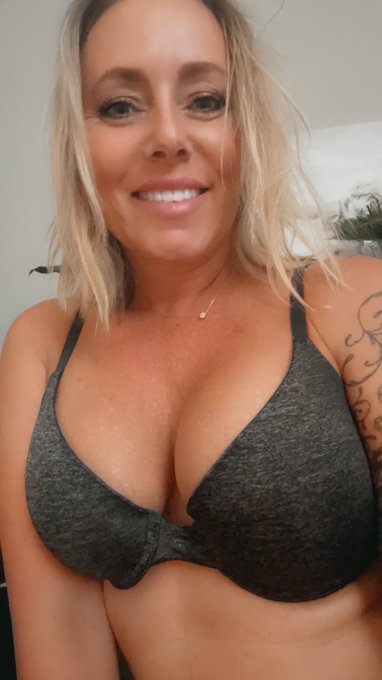 Happy Milf Monday ! https://t.co/7WDZtSK2Tb