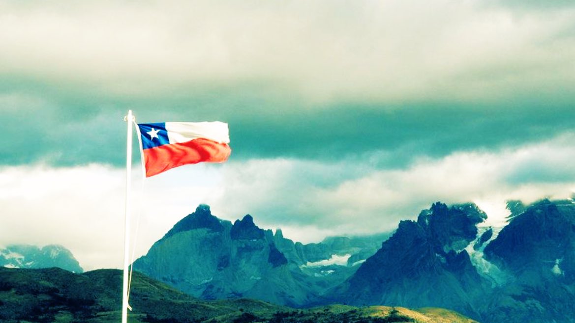 Emergencias24CL's tweet photo. 🔴 #ProcesoConstitucional | Norma aprobada: «Todo habitante de la República debe respeto a Chile y a sus emblemas nacionales. Los chilenos tienen el deber de honrar a la patria». 
 
¿Qué opinas de la norma aprobada?

— A Favor 👍🏻
— En Contra 👎🏻 https://t.co/9WbdxbIhvC