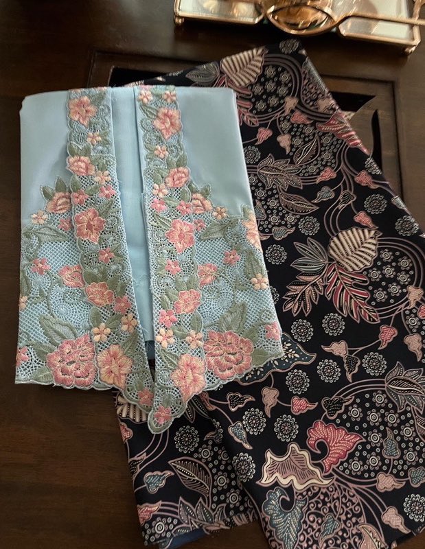 qtpieee's tweet photo. I jumpa this one shop yang jual kain kebaya bandung yang cantik sangat 🥵 heart eyes i cannot https://t.co/WMp8KQr4Z8