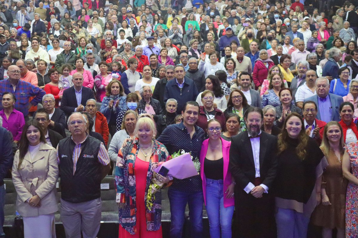 RayMartinezZen's tweet photo. ¡Felicidades a todas las abuelitas y abuelitos toluqueños en el #DíaDelAdultoMayor! 🧓🏼👵🏼 
Para celebrarlos a todos, el día de ayer tuvimos un gran concierto con la @OFiToluca, donde participaron todas y todos los adultos mayores del @DIFToluca.

¡Les deseamos un feliz día! ✨ https://t.co/qjmzUShq4s
