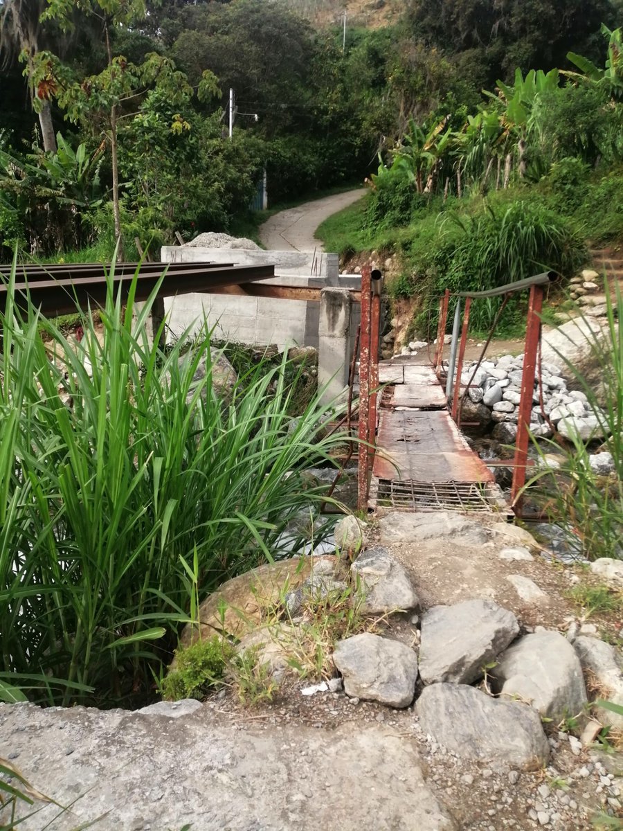 MeridaPropone's tweet photo. #28Agos - Vecinos del Sector Rincón Alto de San Jacinto, Parroquia Jacinto, Plaza del municipio #Libertador esperan sea habilitado el puente que los comunica con los demás sectores de la parroquia. Lamentablemente, son 4 años en esta situación.
#Merida #LaGentePropone https://t.co/zZHYBfrXr1