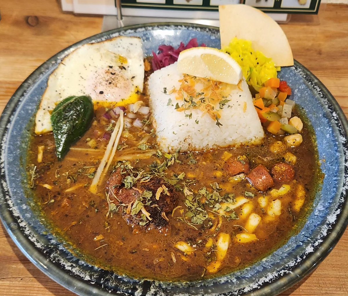 ChiinoidF's tweet photo. 人気のカレー屋さん。
おいしかった🍛
#鹿児島 #天文館
#VOUL
#スペシャルチキンプレート
#炙りチーズ #カリーヴルスト #目玉焼き #ひよこ豆 #4種野菜のピクルス #赤キャベツのシナモンマリネ #キャベツのポリヤル #ピーマンソテー
#2辛
#スパイスカレー #薬膳カレー https://t.co/9oaOBc1Ghp