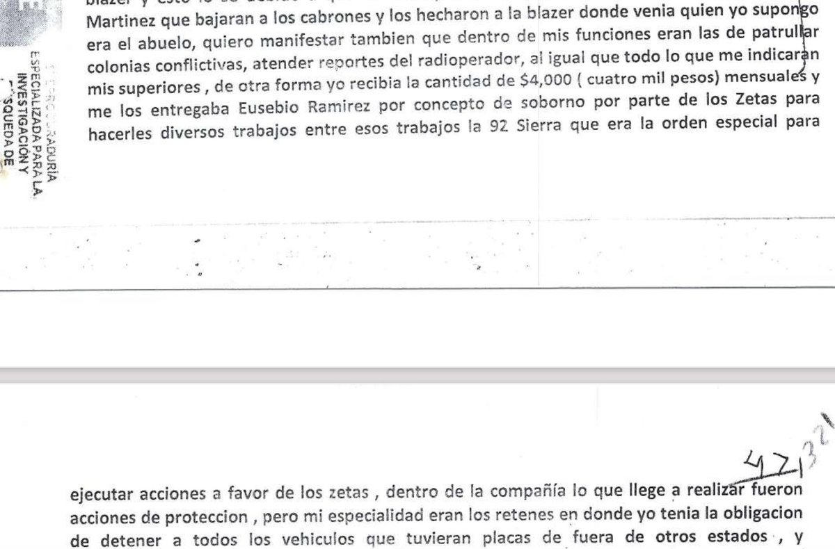 oscarbalmen's tweet photo. En los años en que Los Zetas se paseaban por Coahuila como si fueran los dueños del estado, los jefes de plaza enseñaron a los policías municipales una clave macabra: 92 Sierra, que se usó para desaparecer y asesinar a cientos de personas, la mayoría de ellos hombres jóvenes.

Entre 2003 y 2012, ese código secreto sonaba en las patrullas y en los celulares de uniformados ante dos escenarios: la entrada al estado de un vehículo con placas foráneas o un automóvil con dos o más hombres adentro. Si una de las dos cosas ocurrían, los policías que trabajaban para Los Zetas tenían la obligación de inventar una infracción de tránsito —casi siempre exceso de velocidad— para obligar al conductor a orillarse y detenerse.

Entonces, fingían que comunicaban a sus superiores las placas del vehículo para asegurarse que no contara con reportes de robo. Mentían. En realidad, llamaban a sus jefes criminales para describirles a los pasajeros y que Los Zetas decidieran la suerte de esos hombres: dejarlos ir o llevarlos a una casa de seguridad para un interrogatorio.

No importaba que los elegidos para entrevistarse con el jefe de plaza comprobaran que eran padre e hijo, hermanos o amigos sin relación con un cártel. Al estar en presencia de un líder criminal, Los Zetas los consideraban personas que podían denunciar al Ejército la existencia de la clave Sierra 92.

Entonces, enemigos o no, nunca se les volvía a ver.

https://t.co/S5mWsN1nmh