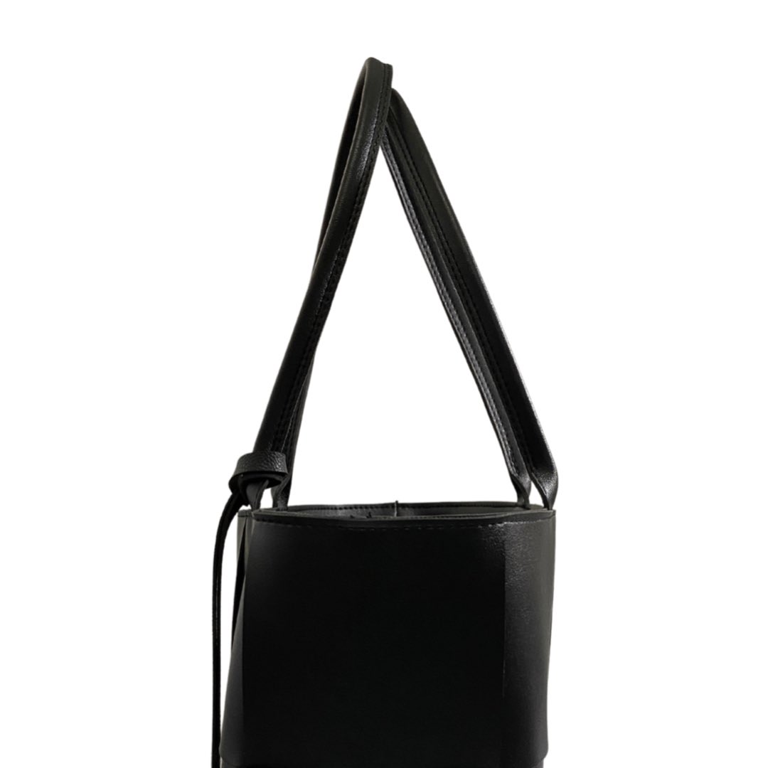 megat_sharezman's tweet image. Megat potong~
Megat jahit~
Megat jual beg~
•
Beg blh customise. Pilih nk warna apa.
•
Nk tgk harga, ukuran &amp;amp; design beg blh visit:
•
SocMed Kami: 👉 linktr.ee/megatsharezman
•
Atau DM Terus 👉 wa.me/c/60142451711