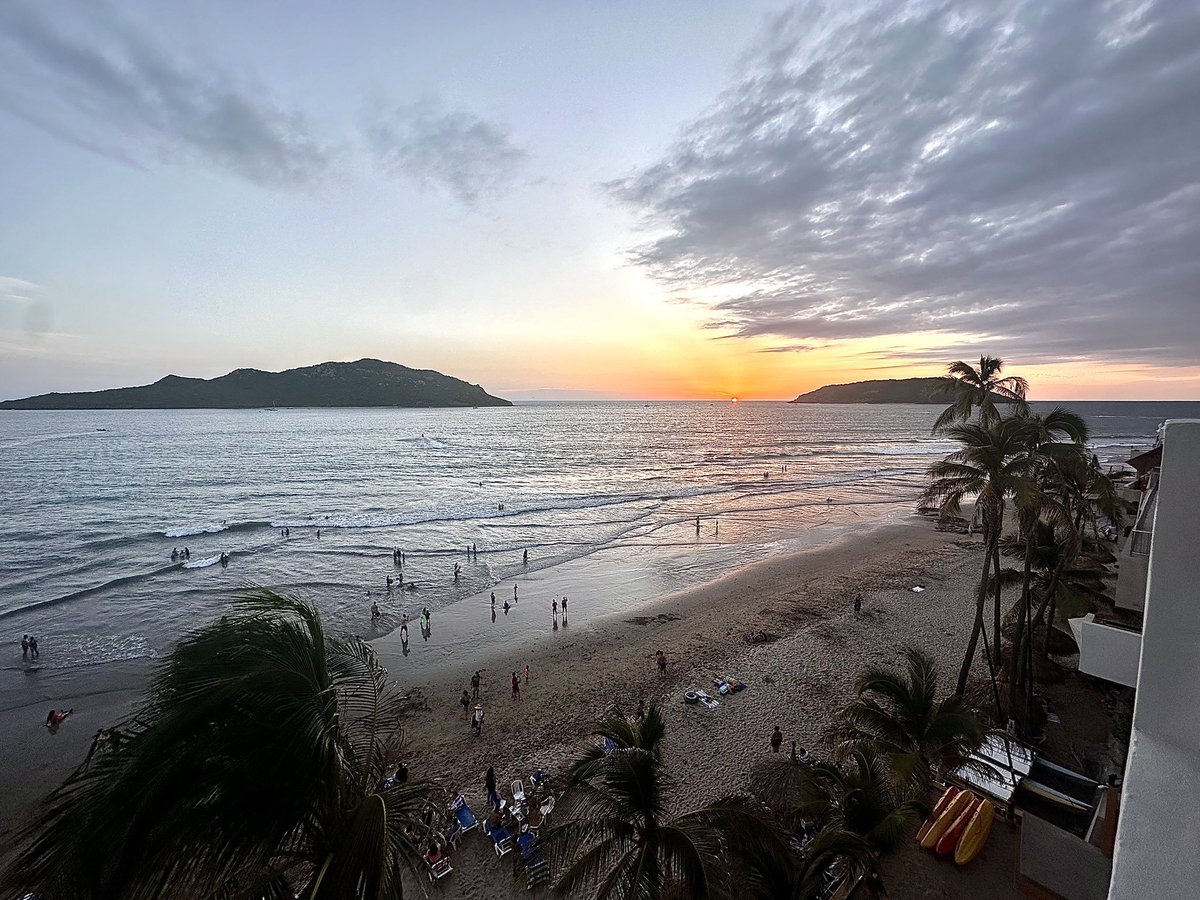 Back &amp; recovered from an amazing week in Mazatlan, Mexico! Super grateful to be part of an incredible event &amp; do VODs internationally for the 1st time! 

A huge THANK YOU to <a href="/DelfinoMaza/">Delfino Maza</a> for hosting us &amp; to @painzss &amp; <a href="/SBxMugiwara/">SBx/DM Mugiwara</a> for the hospitality. <a href="/smashboxmx/">SmashBox Mx</a> 

😎🐬🏝️2024