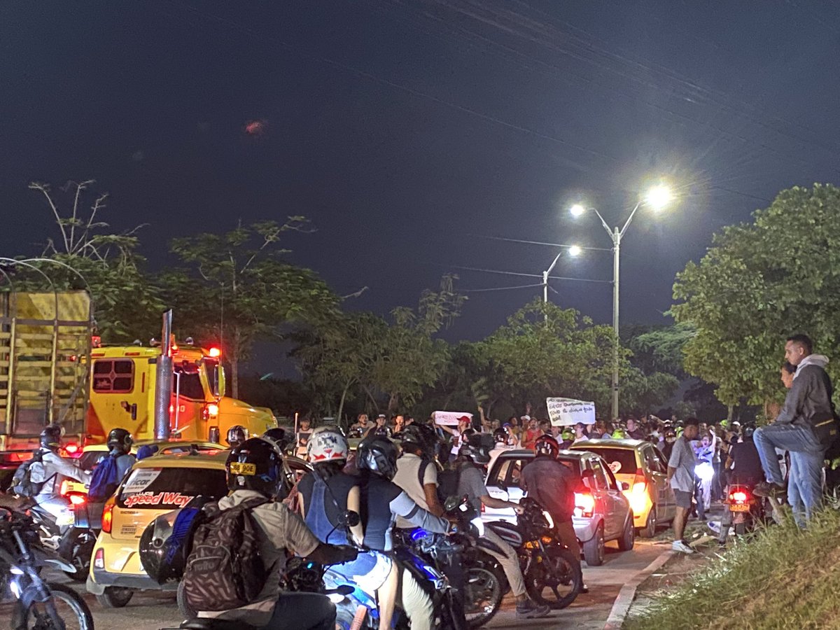 Fdiazos's tweet photo. Por segunda noche consecutiva, la comunidad de Puerta Dorada se toma la Circunvalar como protesta por el pésimo servicio de @Aire_Energia en este sector y sus reiterativos cortes. @jaimepumarejo @ErikaFontalvo, @zonacero, @ImpactoNewsCol, @AtlanticoEmi, @jorgecura1070 https://t.co/FOVbYGdIE1