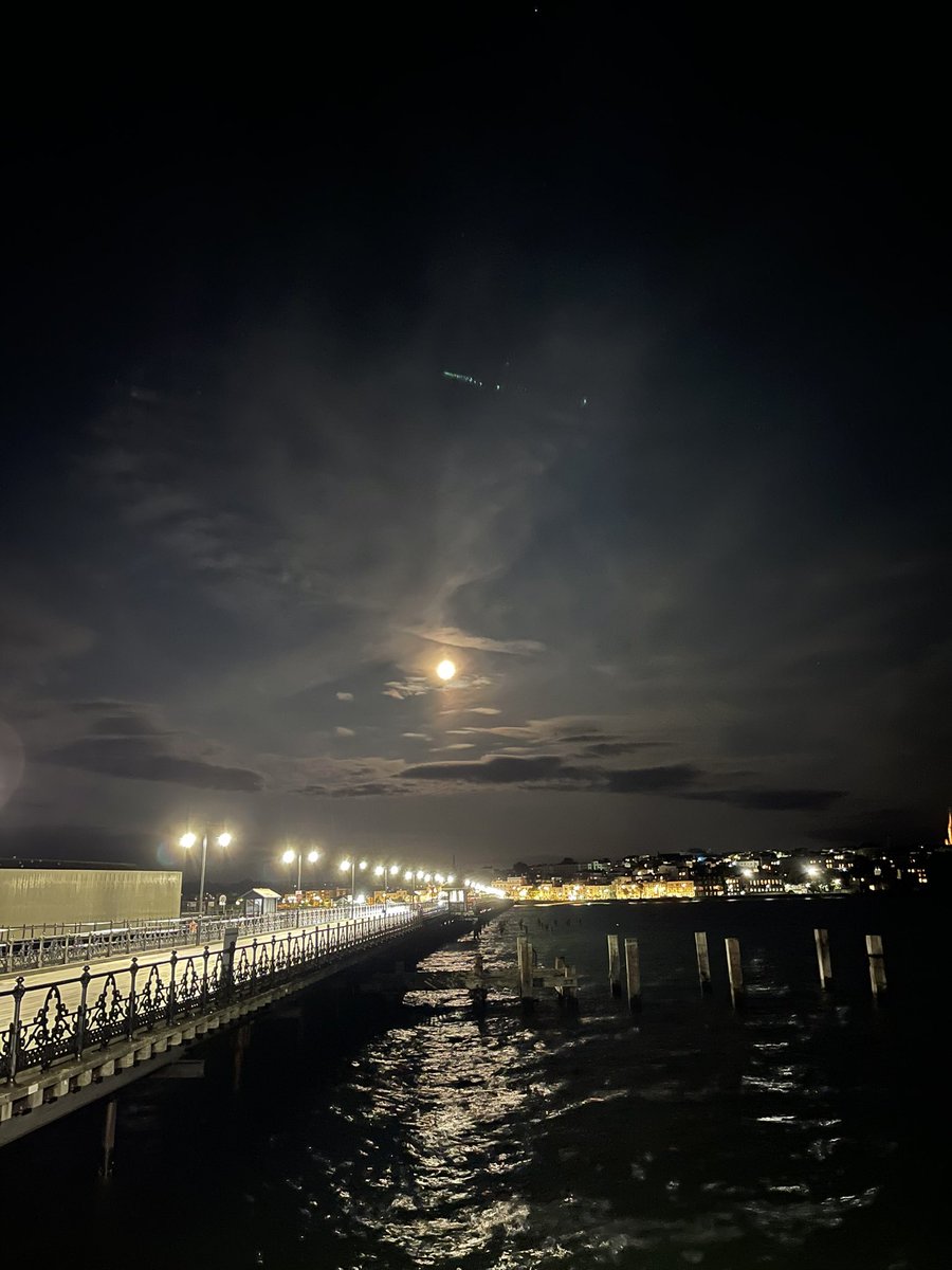 nkb0212's tweet photo. Tonight, the moon graces the canvas of the night sky, casting its silver glow upon us. Its silent presence reminds us of the beauty in simplicity and the mysteries that await beyond our earthly realm. 🌕✨ #MoonlitNight #CelestialCharm https://t.co/pJoMzXQ7jE