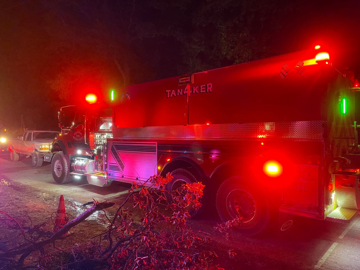 SiddonsMartin's tweet photo. Bremond VFD wasted no time putting their tanker to work! We recently delivered Tanker 4 to the department, and here it is working a structure fire last Thursday. #PierceOnScene #PiercePerformance https://t.co/Cqq2hGxABa