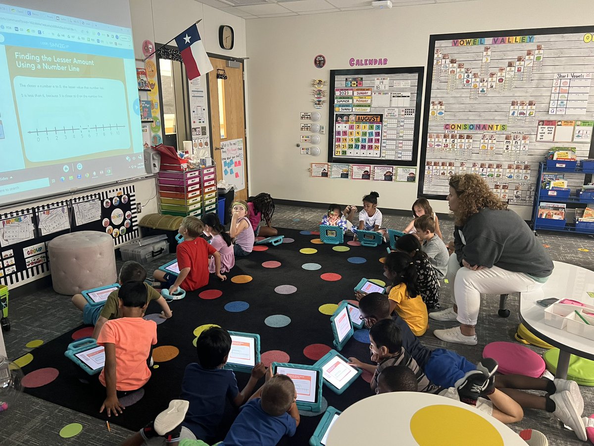 HowardsPreK's tweet photo. Shoutout to Mrs.Warren for helping 1st grade kickoff Nearpod! #RobertsonU #RESUbuntu @warreni_dlc https://t.co/VLkyK13p0b