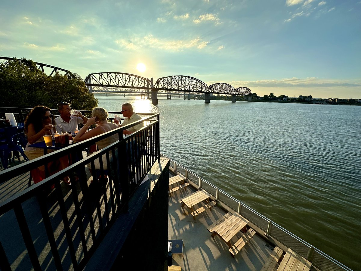 Finally, a spot on the river that meets the VIBE.

<a href="/PigBeach_BBQ/">PigBeach_BBQ</a> views &amp; food 10/10