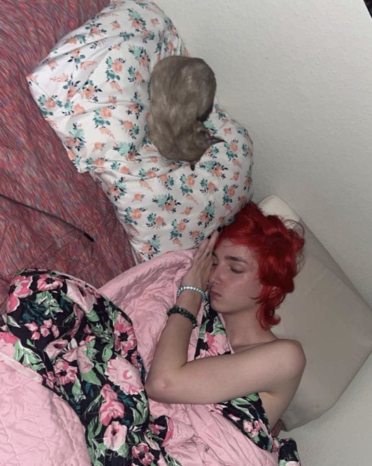 she keeps taking stalker pics of me sleeping https://t.co/g0OZo1pkfl