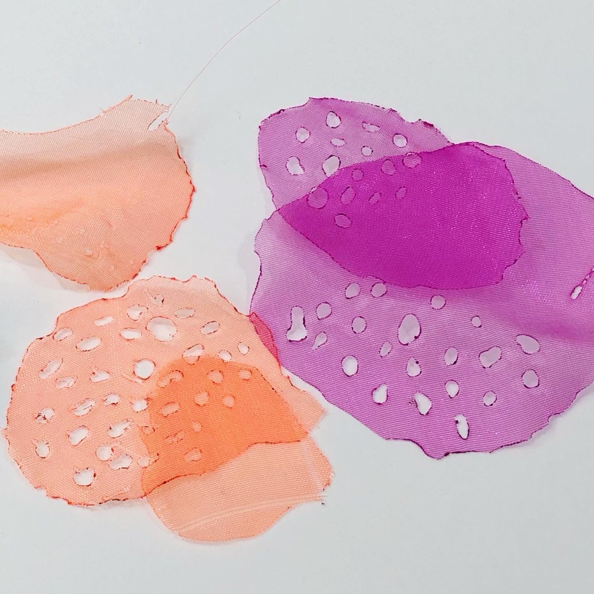 hine_art's tweet photo. Experimenting with organza &amp; heat cutter.

#hinemizushima #experiment #organza #organdy https://t.co/ULu06y8myd