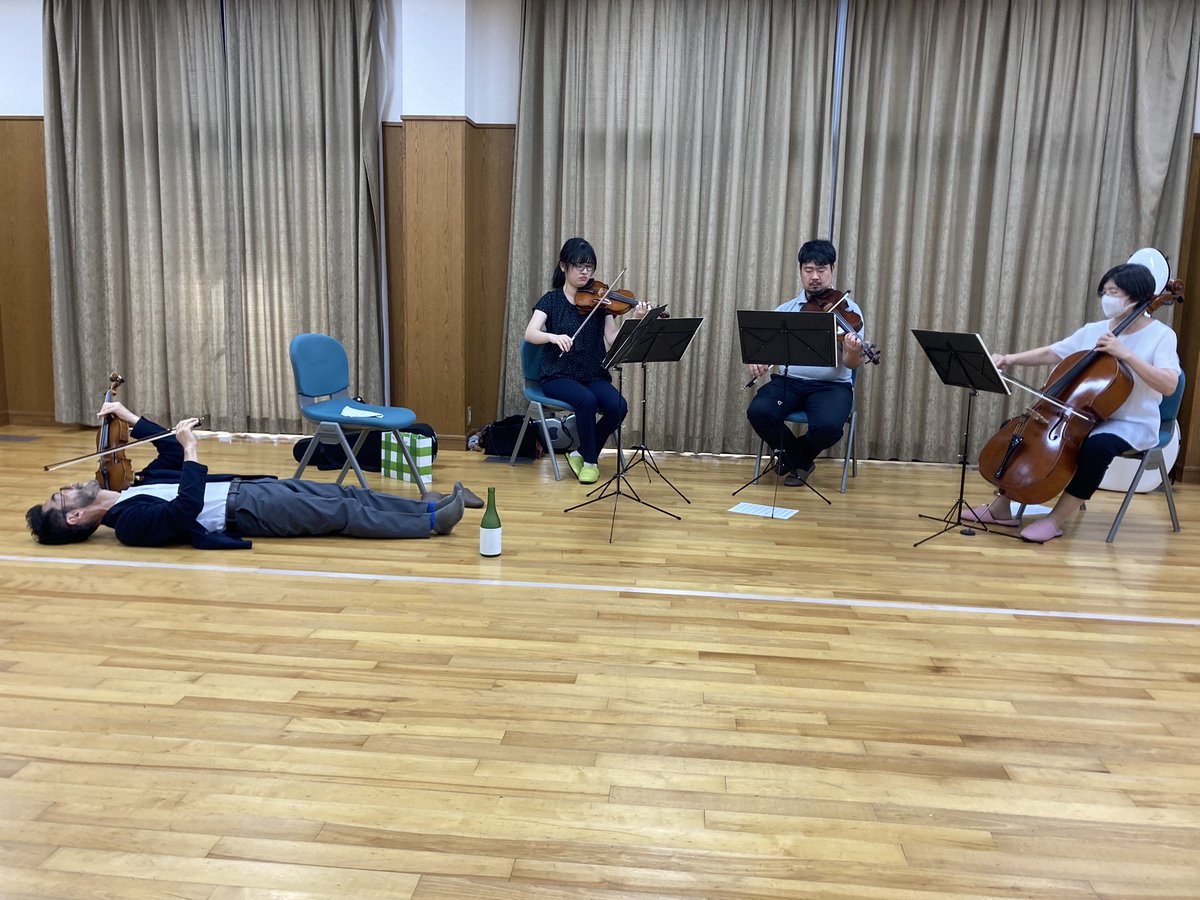tac0phi1_akash1's tweet photo. ただ今依頼演奏のリハ中…ですがこれはどういうことでしょう？！
寝てる足元にお酒の瓶のようなものが…
#明石フィル #たこフィル #弦楽四重奏 #酔っ払い https://t.co/kSvRTKLMEe