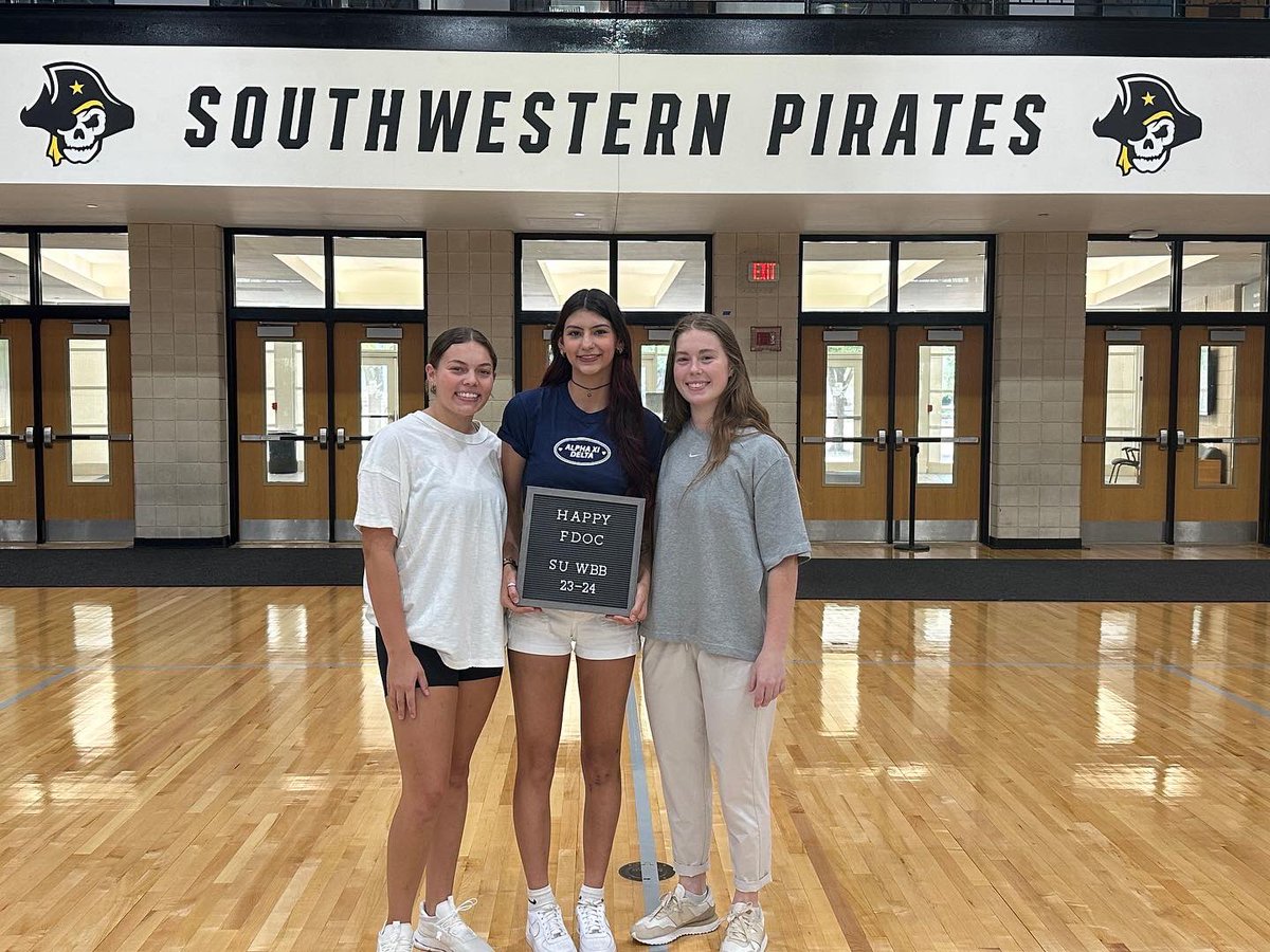 SUPiratesWBB's tweet image. Happy #FDOC from SU WBB 💛🏴‍☠️

So excited to have the squad back on campus 😁 

#GoPirates