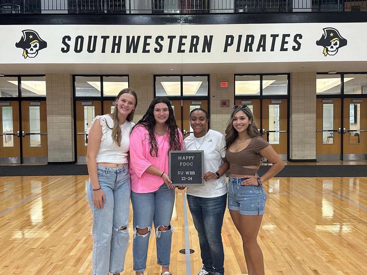 SUPiratesWBB's tweet image. Happy #FDOC from SU WBB 💛🏴‍☠️

So excited to have the squad back on campus 😁 

#GoPirates