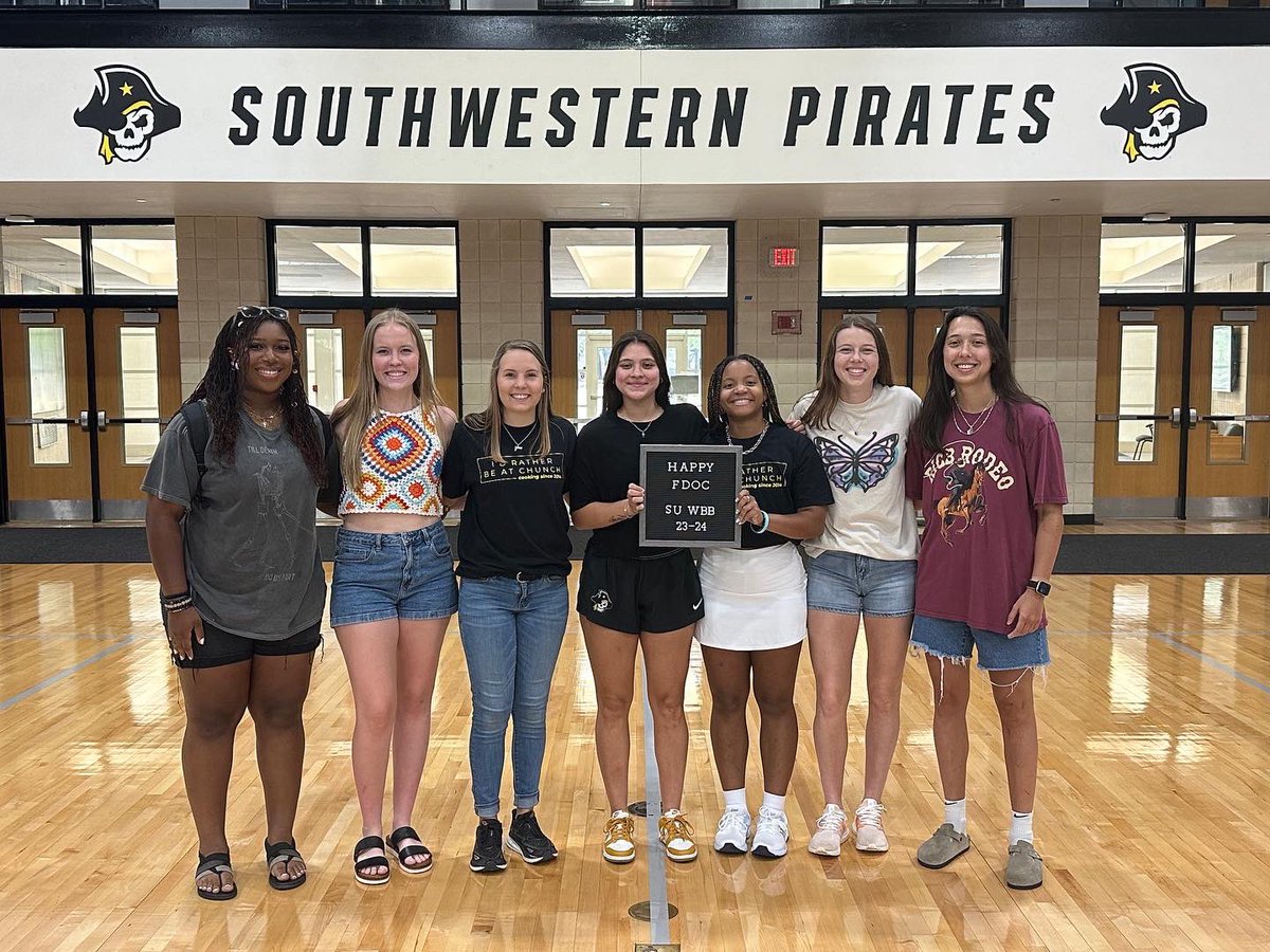 SUPiratesWBB's tweet image. Happy #FDOC from SU WBB 💛🏴‍☠️

So excited to have the squad back on campus 😁 

#GoPirates