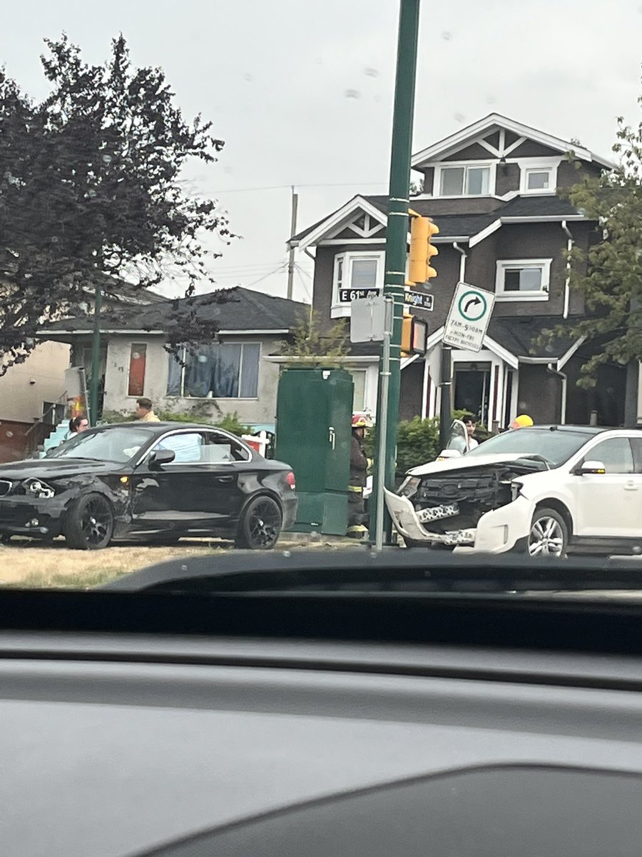 ramRKO's tweet photo. @CityNewsTraffic accident on 61st and knight https://t.co/CvII0MyU8p