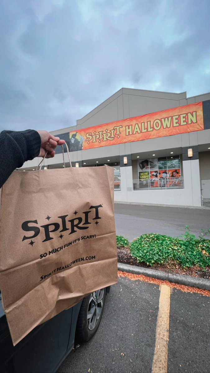 OrianaNichelle's tweet photo. happiness is at Spirit Halloween https://t.co/lZ6pboTxXb