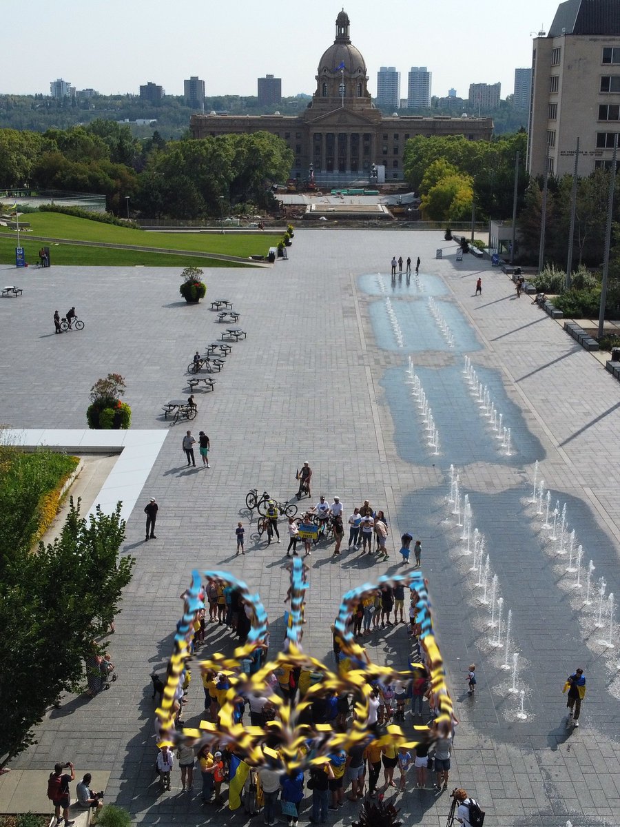 Celebrating the Independence Day of Ukraine 🇺🇦 with the living national symbol of Ukraine in Edmonton!
#StandWithUkraine 
Вітаємо Україну з Днем Незалежності живим тризубом в Едмонтоні 🇺🇦
#РазомДоПеремоги
