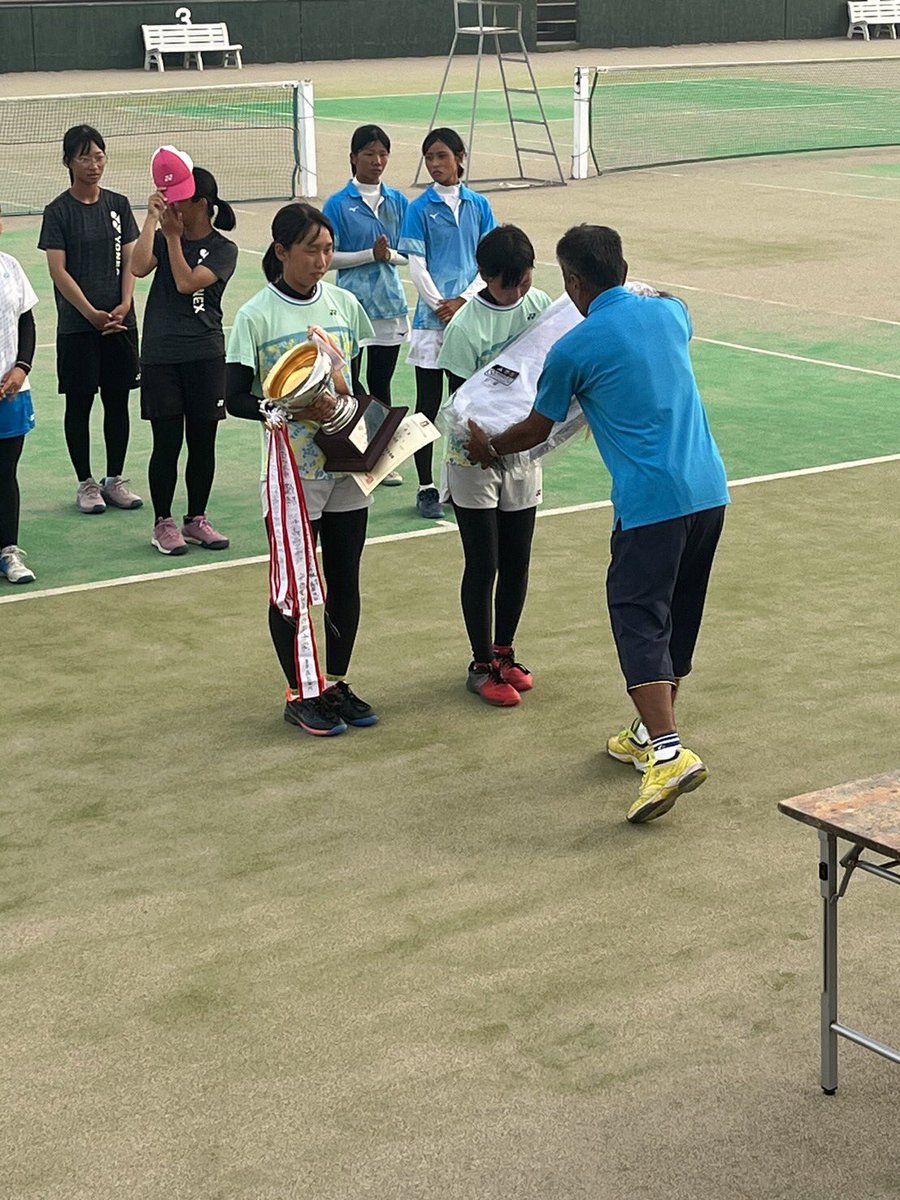 softeni3zyo's tweet photo. 高校2年までと中学県16までが出られるきらめきソフトテニス大会がありました！

ペアは正規ペアではないだろうけど、千葉県No. 1の高校と準決、決勝とあたり見事勝利して優勝しました🏆
先輩と組んで最後の大会で優勝した事が何より嬉しい✨
#ソフトテニス
#優勝 https://t.co/0DDE4Mq2tJ