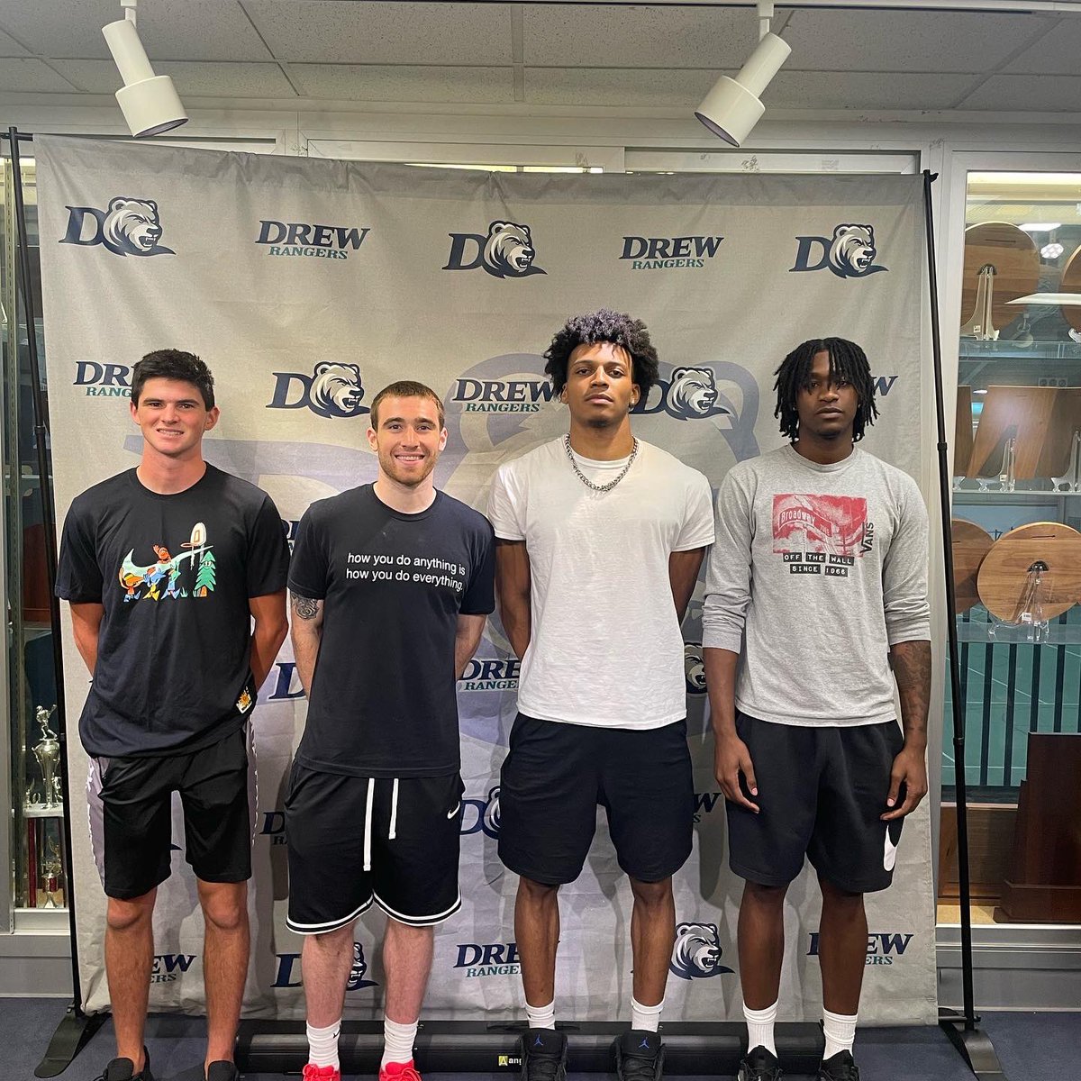 drew_mbb's tweet photo. First day of classes in the 📚! We are excited to welcome 8 new freshman and 4 transfers to our program! #RangerUp #d3h https://t.co/t1MdIJj42d